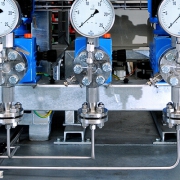 Pormenor de uma bomba doseadora triplex LEWA ecoflow