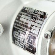 Pormenor da placa de identificação de uma bomba doseadora LEWA ecoflow